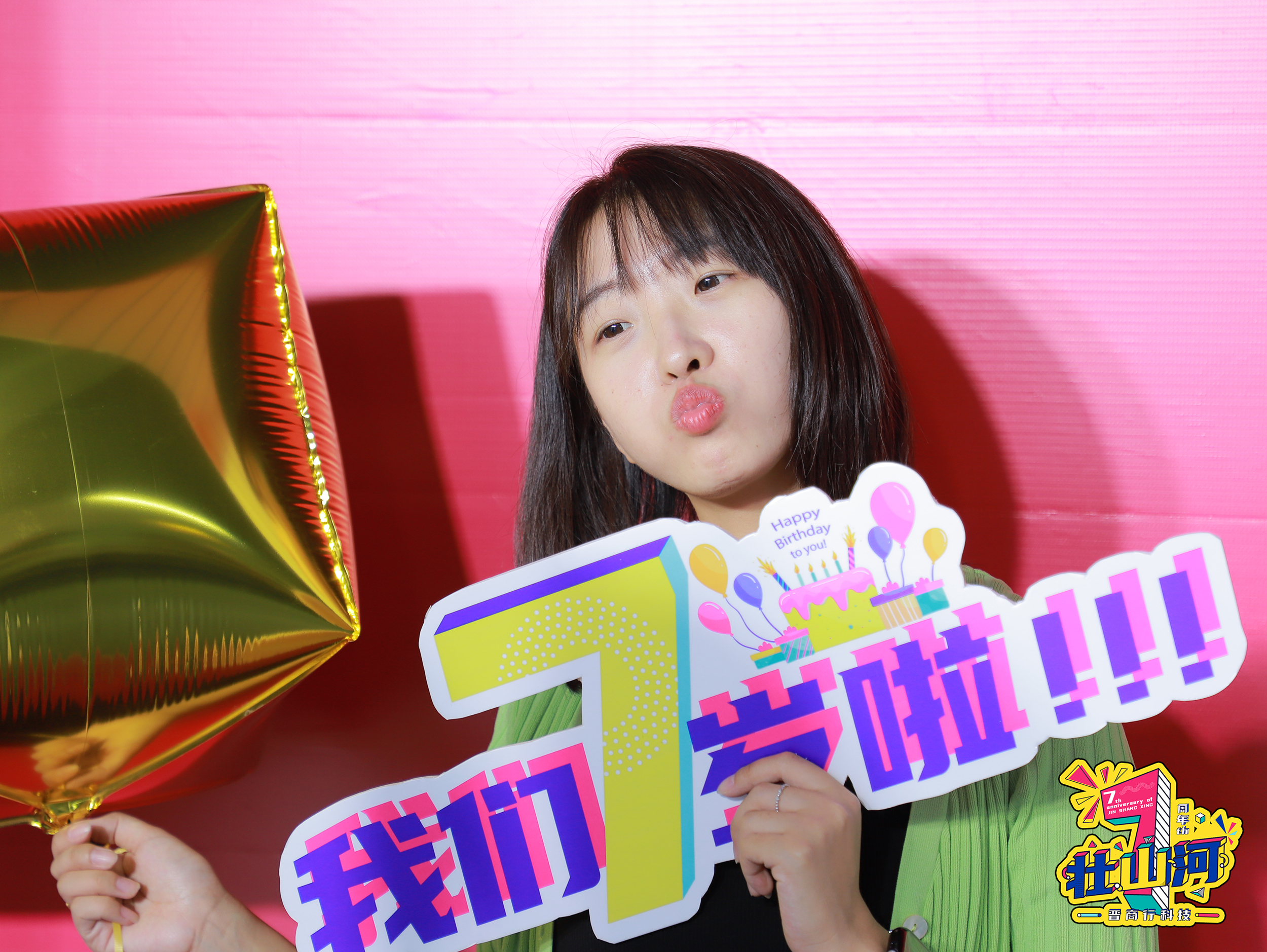 小伙伴們在拍照互動區(qū)放飛自我